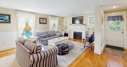 3BR House in Central Location w/ AC, Deck & Yard