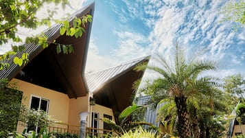 Familjerum - balkong - utsikt mot trädgården | Exteriör