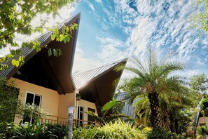 Familieværelse - balkon - udsigt til have | Udendørsområde