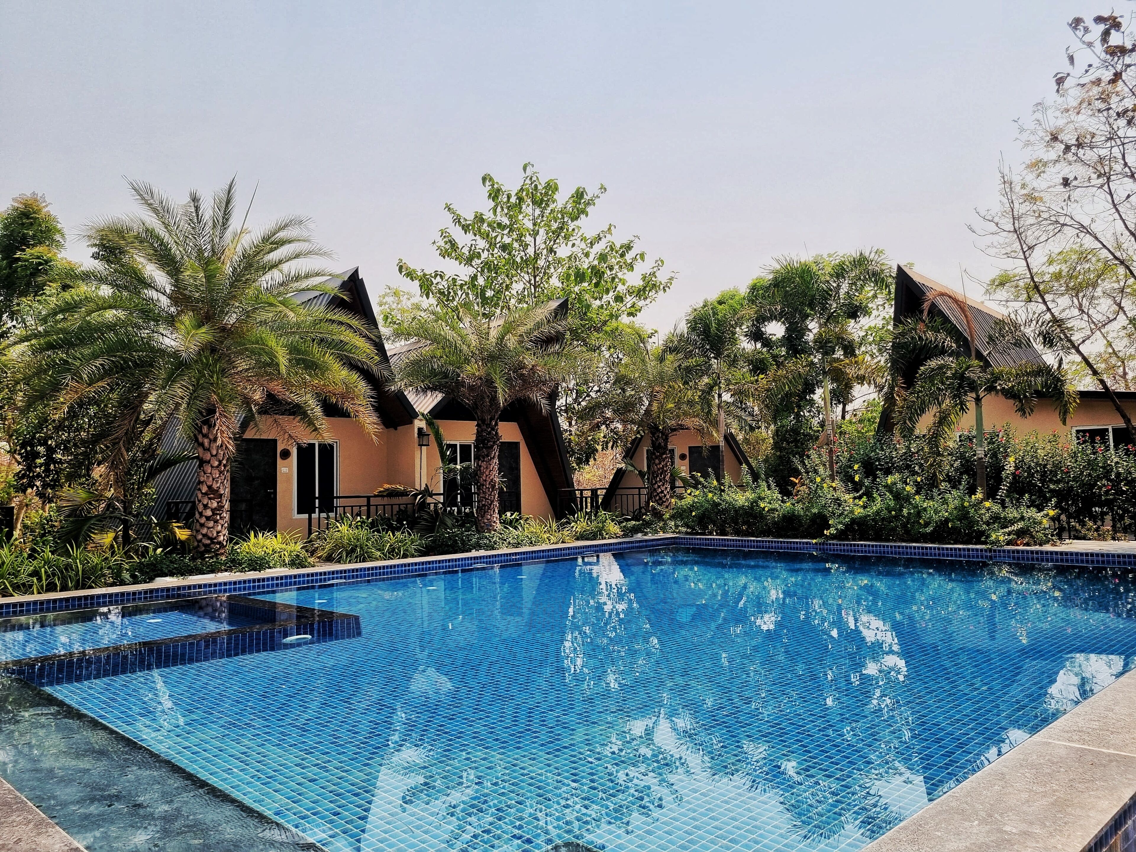 Familjerum - balkong - utsikt mot trädgården | Pool | Utomhuspool