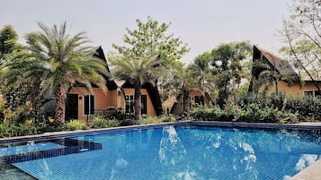 Familjerum - balkong - utsikt mot trädgården | Pool | Utomhuspool