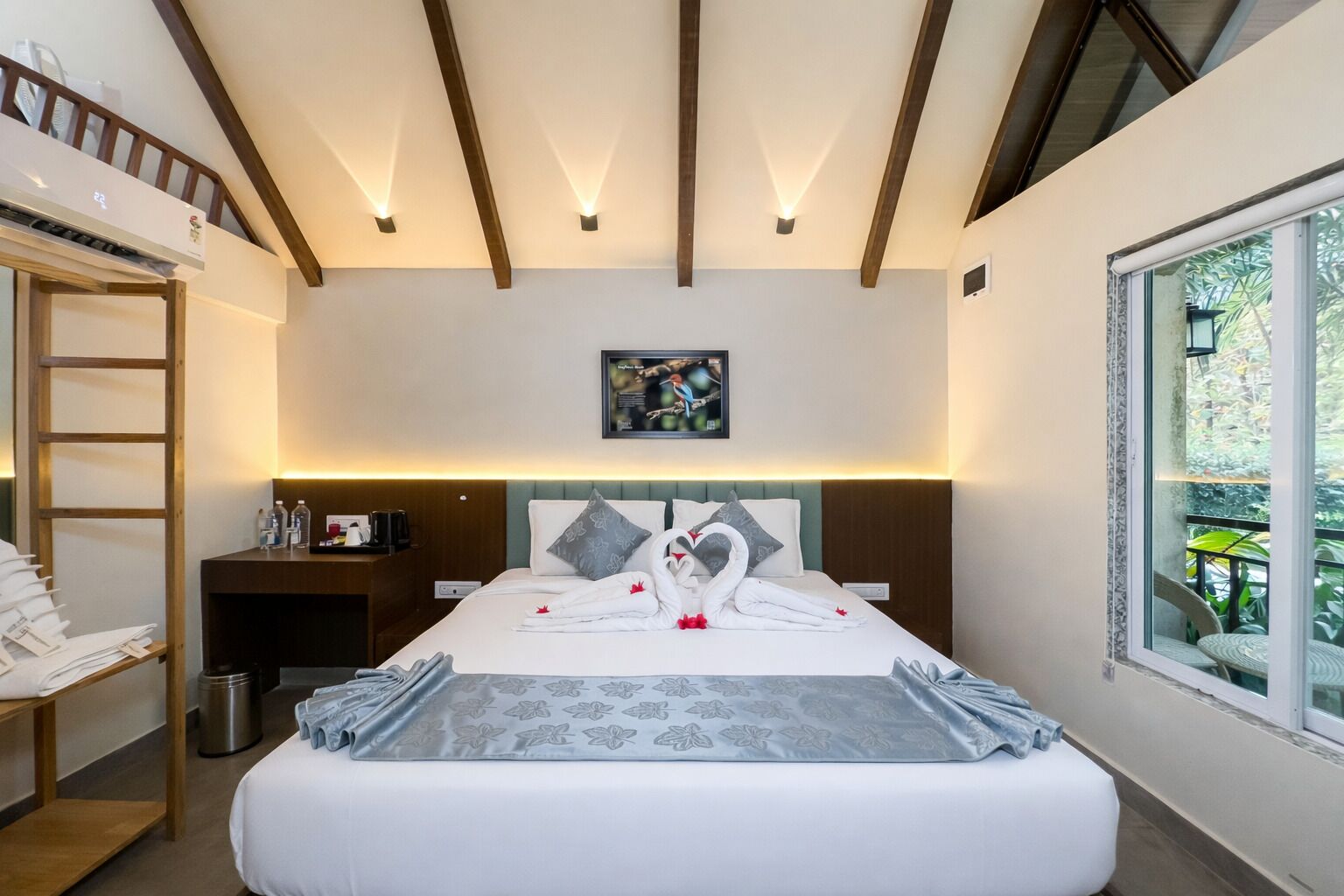 Habitación Deluxe, 1 habitación, vistas a la piscina, junto a la piscina | Sistema de insonorización y wifi gratis