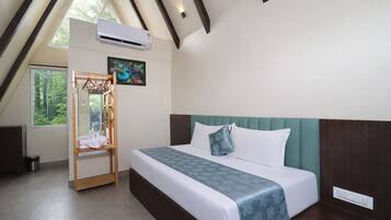 Luxe suite, balkon, uitzicht op tuin | Woonruimte