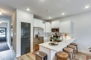 Apartment (3 Bedrooms) | Interior - Walk to Biloxi Beach Fun! Chic & Updated Townhome (Gulfport)