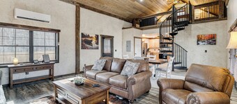 Serene Couple's Getaway w/ Mtn Views in Bedford!