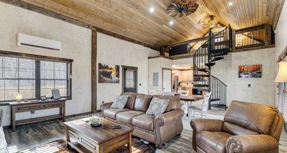 Serene Couple's Getaway w/ Mtn Views in Bedford!