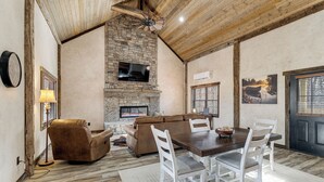 Interior - Serene Couple's Getaway w/ Mtn Views in Bedford! (Bedford)