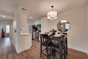 Interior - 7 Mi to Dtwn Springfield: Cozy Condo w/ Balcony (Springfield)