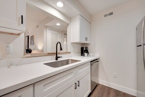 Interior - 7 Mi to Dtwn Springfield: Cozy Condo w/ Balcony (Springfield)