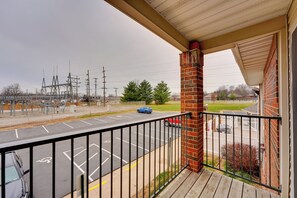 Interior - 7 Mi to Dtwn Springfield: Cozy Condo w/ Balcony (Springfield)