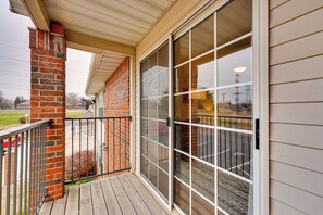 Interior - 7 Mi to Dtwn Springfield: Cozy Condo w/ Balcony (Springfield)