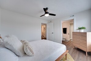 Interior - 7 Mi to Dtwn Springfield: Cozy Condo w/ Balcony (Springfield)