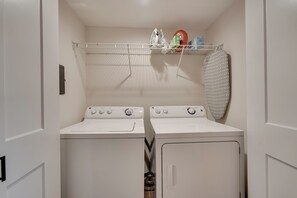 Interior - 7 Mi to Dtwn Springfield: Cozy Condo w/ Balcony (Springfield)