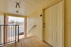 Interior - 7 Mi to Dtwn Springfield: Cozy Condo w/ Balcony (Springfield)