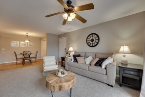 Interior - Shop, Golf & Unwind: Springfield Gem 7 Mi to Dtwn (Springfield)