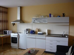 Fridge, microwave, oven, cookware/dishes/utensils - Apartment Nama by Interhome (Spiegelau)