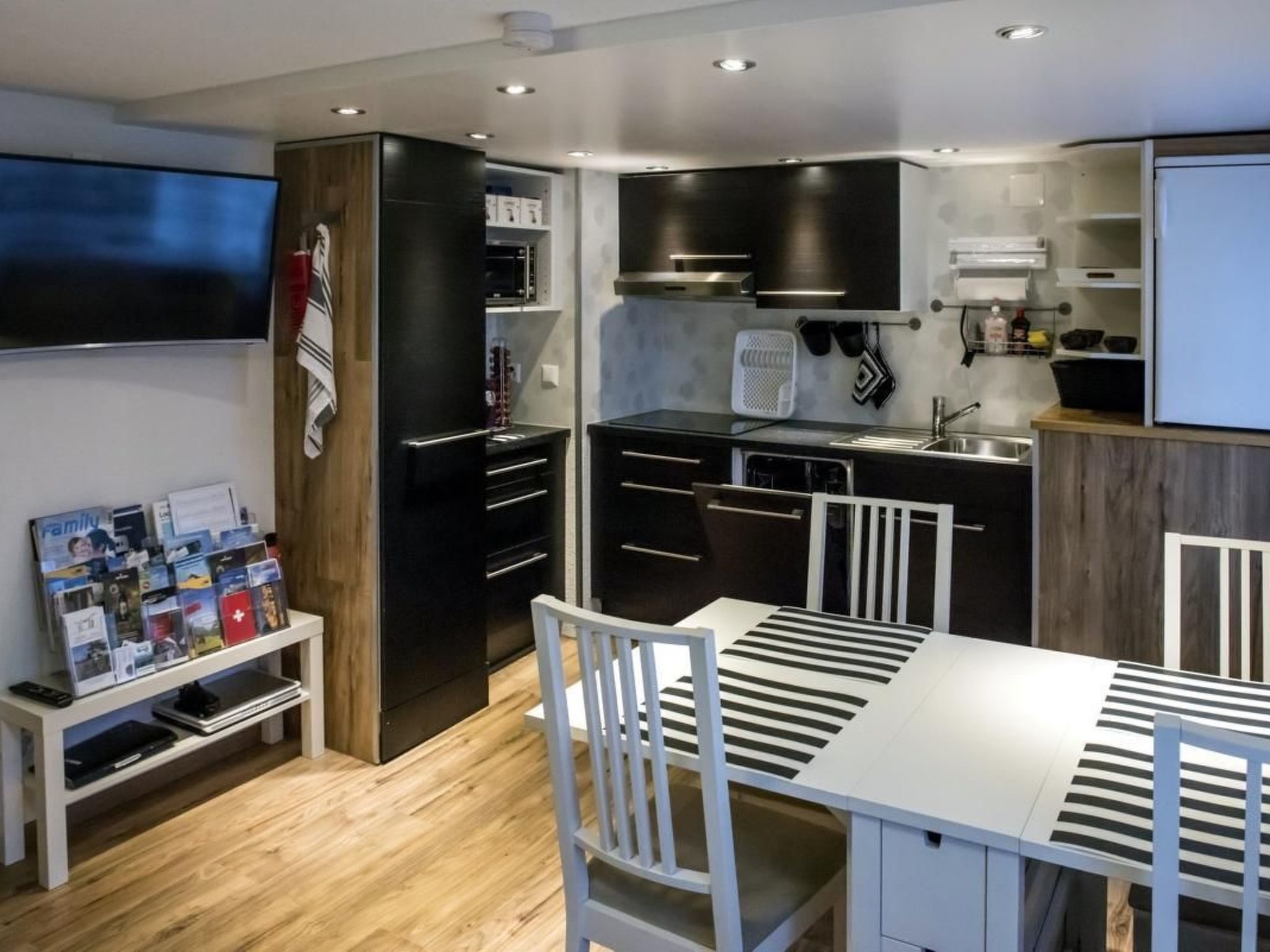 Kühlschrank, Mikrowelle, Geschirrspüler, Kochgeschirr/Geschirr/Besteck