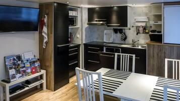 Kühlschrank, Mikrowelle, Geschirrspüler, Kochgeschirr/Geschirr/Besteck