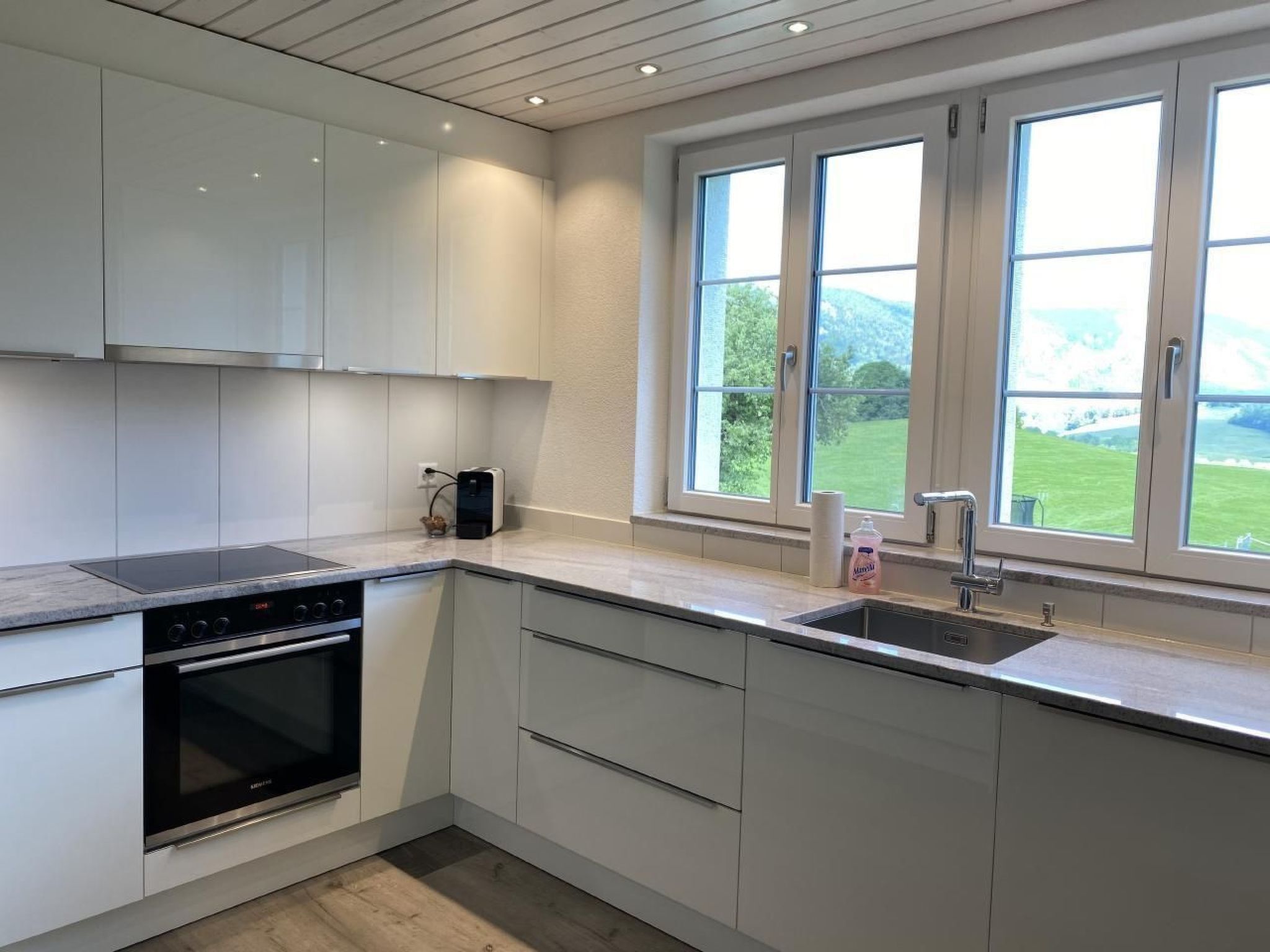 Køleskab, ovn, opvaskemaskine, køkkentøj/tallerkener/redskaber