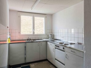 Réfrigérateur, batterie de cuisine, vaisselle et ustensiles