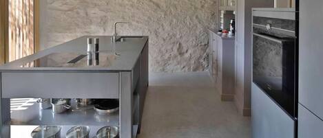 Køleskab, køkkentøj/tallerkener/redskaber