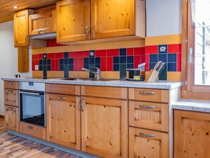 Jääkaappi, keittoastiat/astiat/ruokailuvälineet