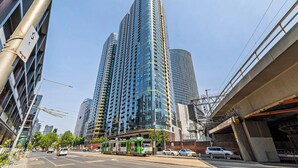 Unclassified image, 2 of 30, button - Modern Docklands Apartment | River Views | Near CBD & Stadium (Docklands)