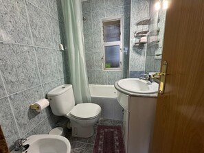 Handdukar, tvål och toalettpapper