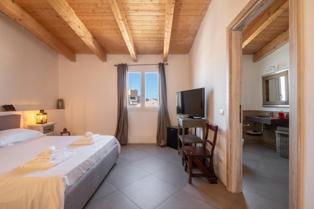 Superior Double Room, 1 King Bed | Laptop workspace, free WiFi