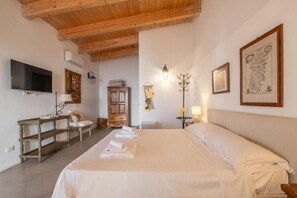 Superior Double Room, 1 King Bed, Tower | Laptop workspace, free WiFi - Dimoras Boutique Rooms (Olbia)