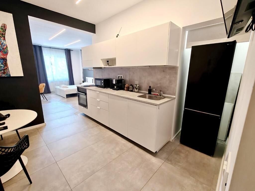 Frigorífico grande, horno, placa de cocina y máquina de café espresso