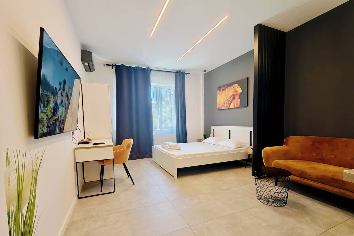 Family Apartment | Hypo-allergenic bedding, desk, laptop workspace, blackout drapes