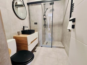 Shower, rainfall showerhead, free toiletries, hair dryer - Old Town apartments Brătianu - Pumo Properties (Bucharest)