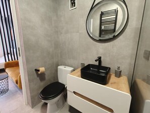 Shower, rainfall showerhead, free toiletries, hair dryer - Old Town apartments Brătianu - Pumo Properties (București)