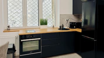 Full-sized fridge, oven, stovetop, espresso maker