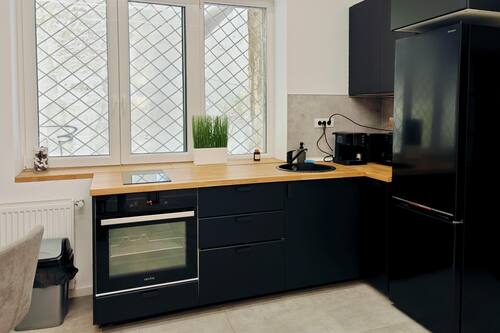 Großer Kühlschrank, Ofen, Herdplatte, Espressomaschine