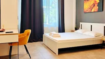 舒适公寓, 厨房, 城市景观 | 防过敏的被褥、办公桌、笔记本电脑工作区、遮光窗帘