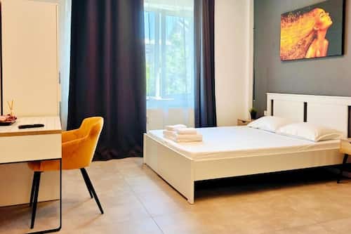 Apartamento Confort, cocina, vistas a la ciudad | Ropa de cama hipoalergénica y escritorio