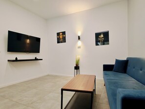55-inch LED TV with digital channels - Old Town apartments Brătianu - Pumo Properties (Bucharest)