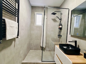 Shower, rainfall showerhead, free toiletries, hair dryer - Old Town apartments Brătianu - Pumo Properties (Bucharest)