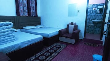 Espacio para trabajar con un portátil, camas supletorias, ropa de cama