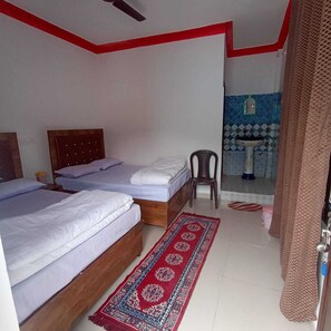 Laptop workspace, rollaway beds, bed sheets - Hotel Geeta Palace (Ukhimath)
