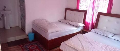 Quadruple Room, Smoking | Laptop workspace, rollaway beds, bed sheets