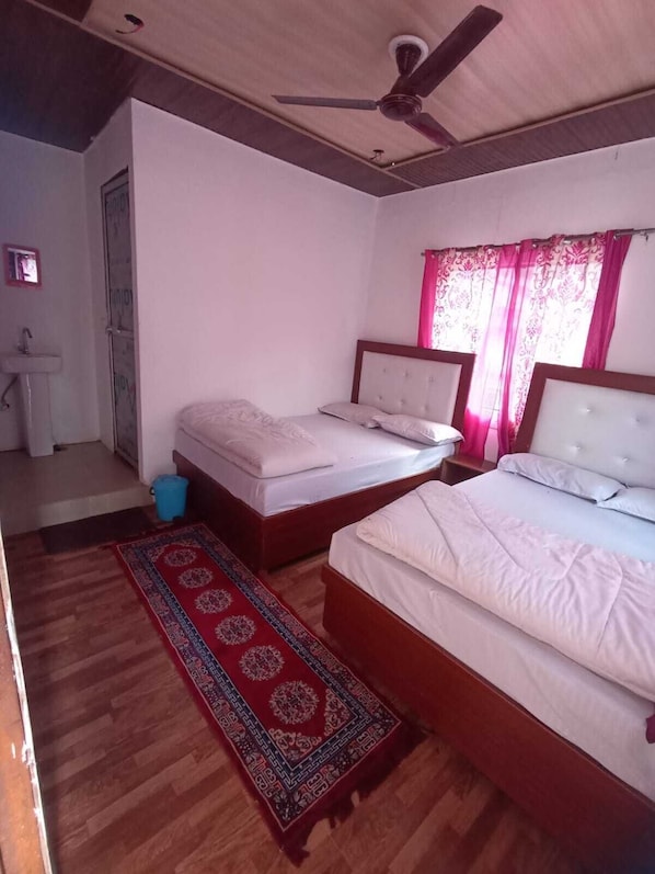 Firemannsrom, røyk | Skrivebord for bærbar PC, ekstrasenger (mot et tillegg) og sengetøy