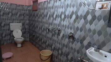 Ducha, artículos de tocador gratuitos, toallas, jabón