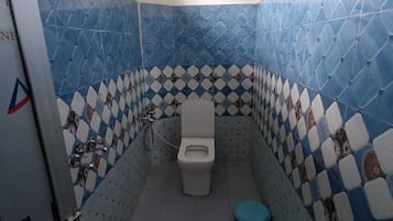 Chuveiro, produtos de toalete grátis, toalhas de banho, sabonete