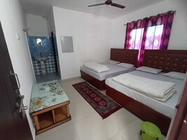 Comfort Room, Smoking | Laptop workspace, rollaway beds, bed sheets