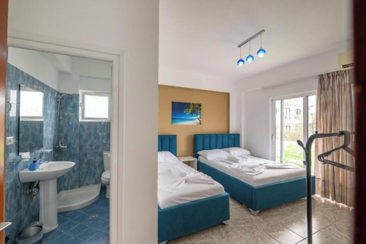 Habitación triple, balcón, vistas al jardín | Sistema de insonorización, wifi gratis, ropa de cama