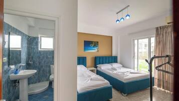 Driepersoonskamer, balkon, uitzicht op tuin | Gratis wifi, beddengoed