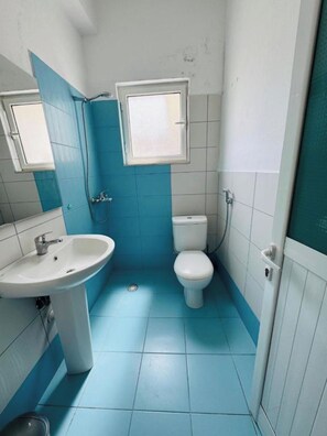 Standard Double Room | Bathroom | Towels - Central Garden Sofia 2- Free Parking (Ksamil)